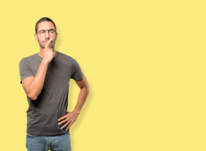 疑問がある様子の男性