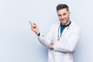 ポイントをまとめる男性歯科医師