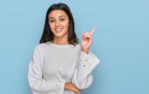 ポイントをまとめる女性