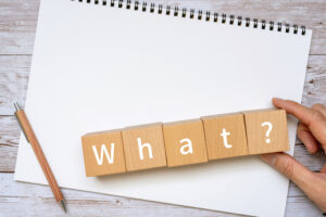 「What?」と書かれた積み木