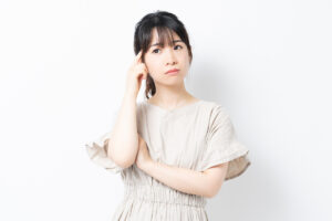 疑問がある様子の女性