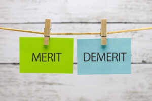 merit demeritと書かれたメモが吊るされている