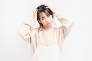 両手で頭を抱え悩んでいる