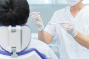 歯科医院で治療を受ける男性患者