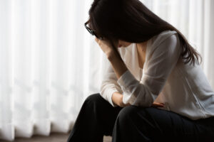 ひどく落ち込んでいる様子の女性