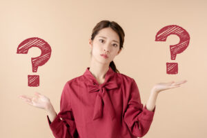 二つの？を比較する赤い服の女性