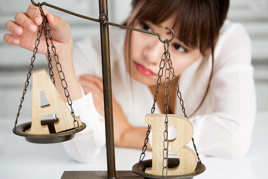 オールセラミックとほかの治療を比較する女性