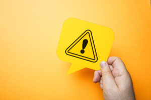 黄色い背景にある！マークの吹き出し