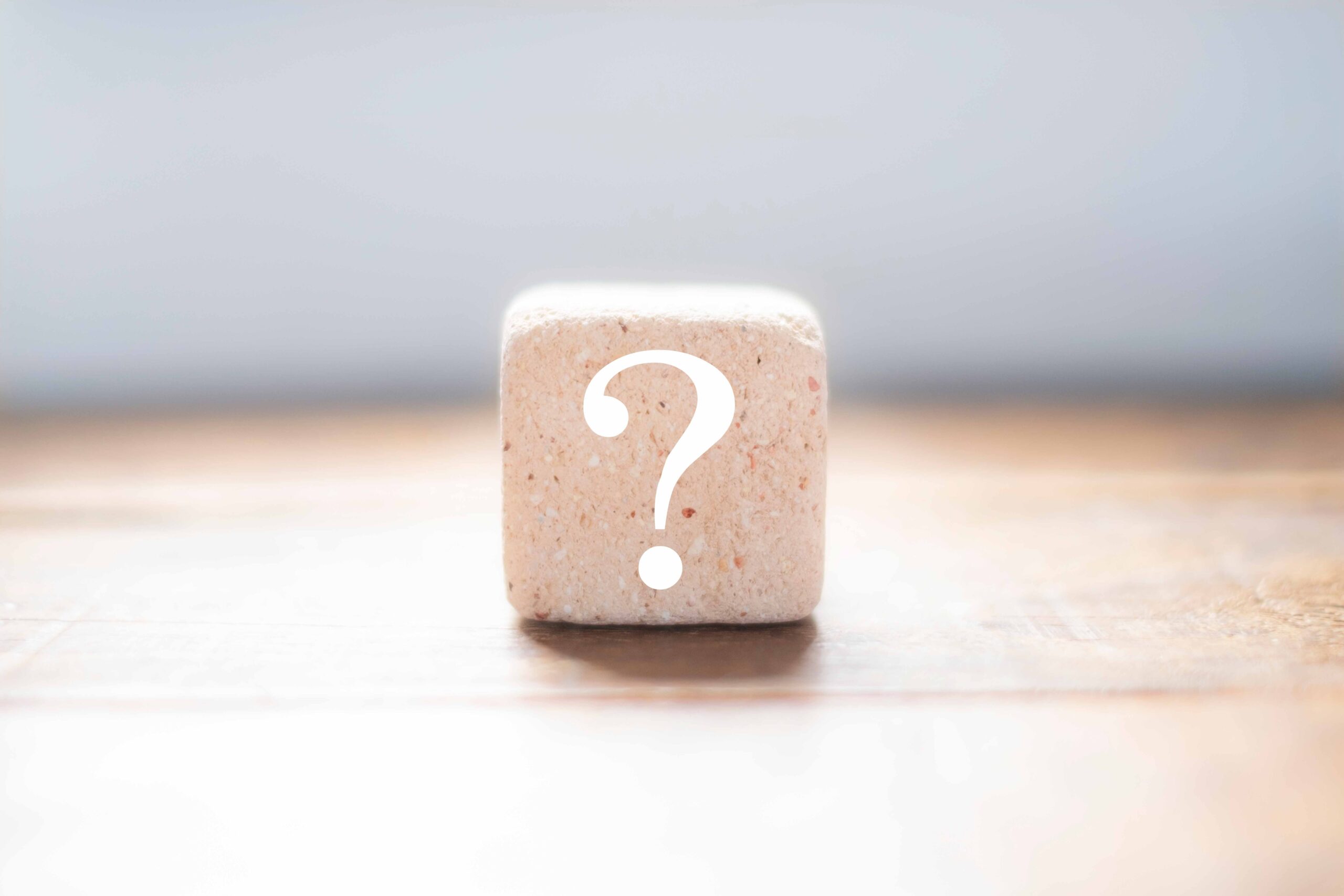 石のブロックに書かれたクエスチョンマーク