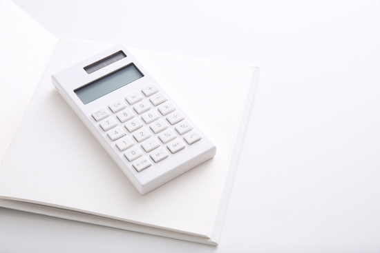 白いノートと白い電卓