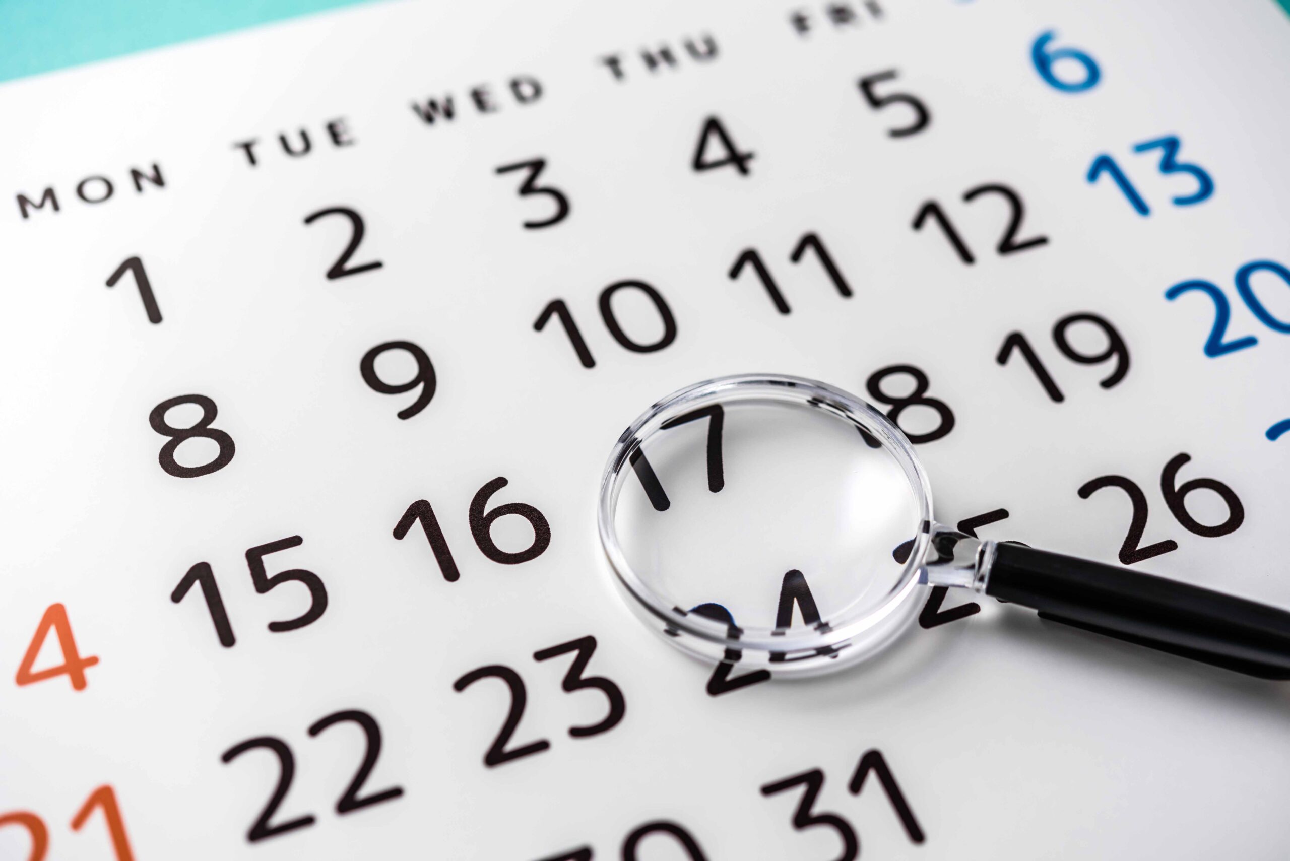 カレンダーと虫眼鏡