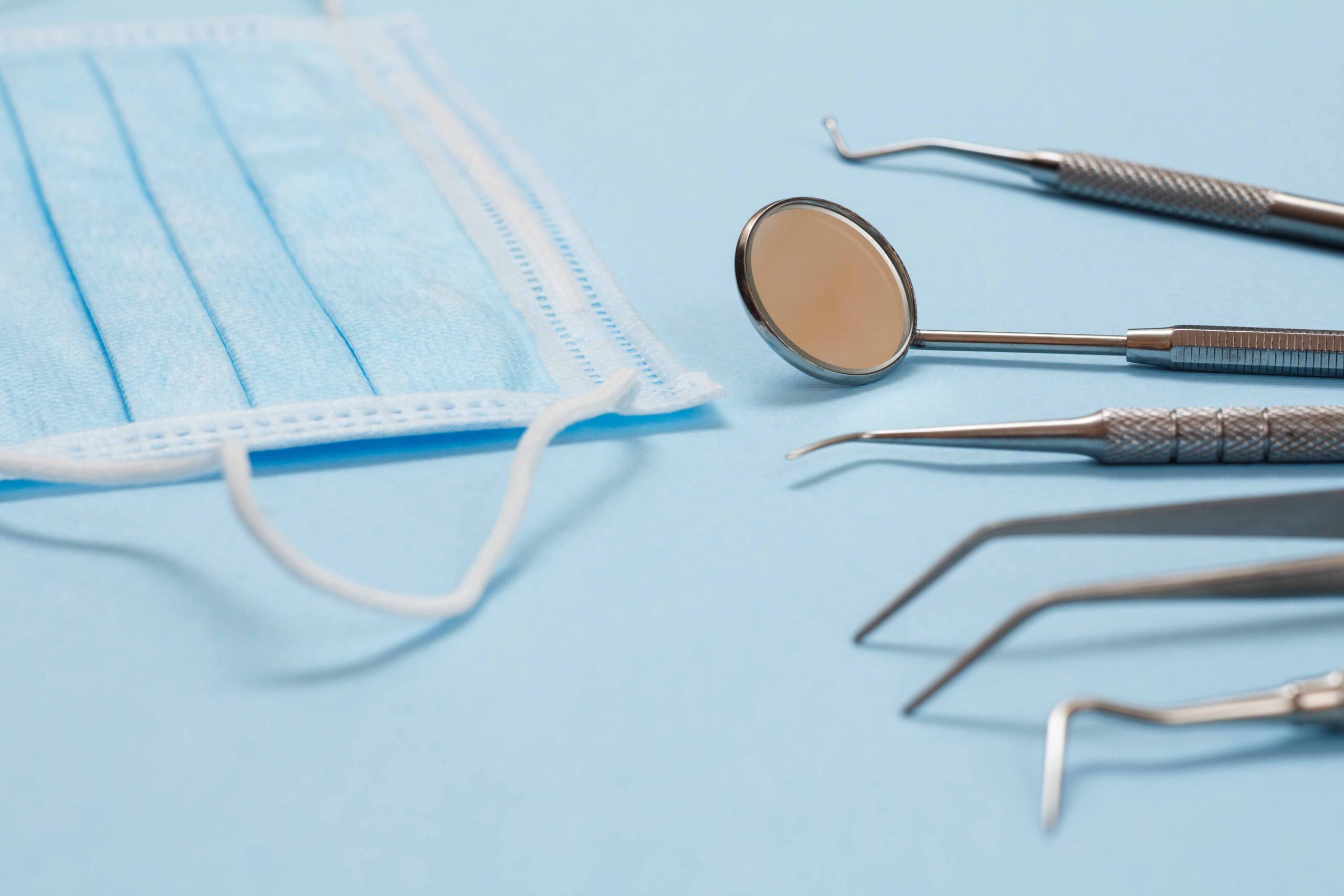 歯の治療器具とマスク