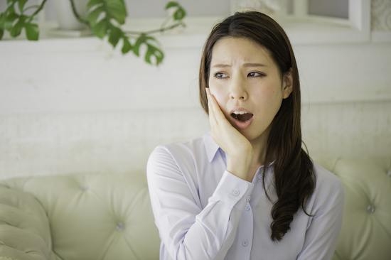 歯が痛い女性