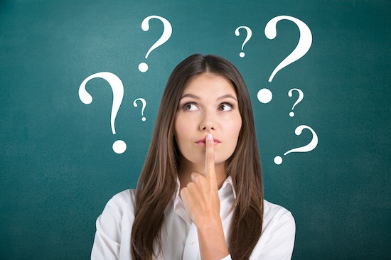 セラミック治療後にメンテナンスが重要な理由を考える女性