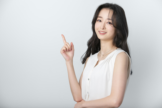 金属アレルギーの方に適したセラミックを紹介する女性