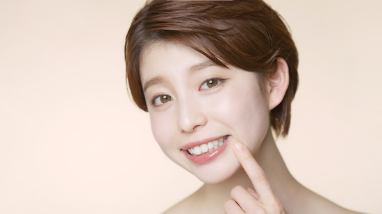 前歯をセラミックにした女性